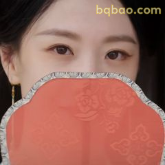 手持团扇遮面偷看