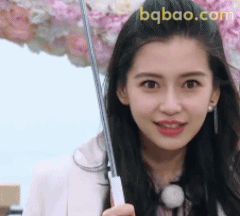 杨颖撑伞微笑眨眼