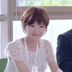 毛晓彤歪头微笑