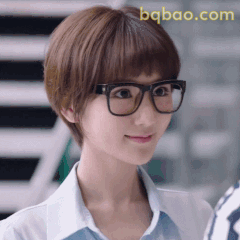 毛晓彤戴眼镜微笑