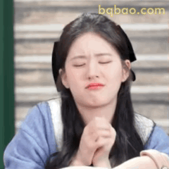 赵露思双手合十祈愿