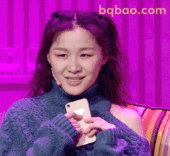 金靖歪头笑看手机