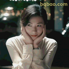 万茜托腮微笑温柔注视