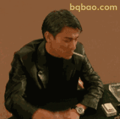 刘德华叼烟沉思