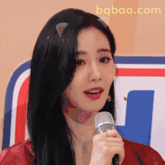 刘诗诗手持话筒微笑