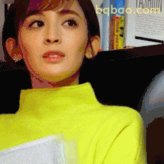 娜扎歪头疑惑看文件