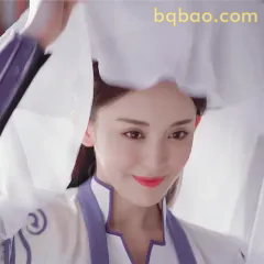 古力娜扎掀头纱微笑