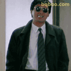 发哥墨镜邪魅一笑