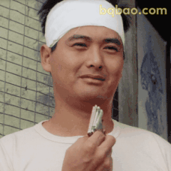 发哥头缠白布笑眯眯