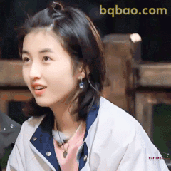 张子枫歪头微笑