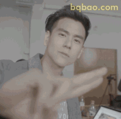 彭于晏比划手势认真脸