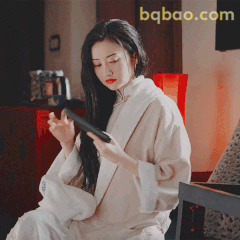 景甜低头看手机沉思