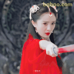 红衣持剑眼神杀