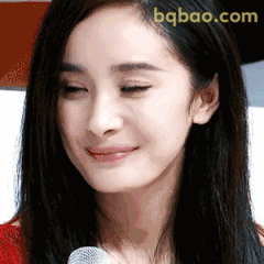 杨幂微笑眨眼