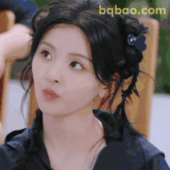 杨超越歪头疑惑脸