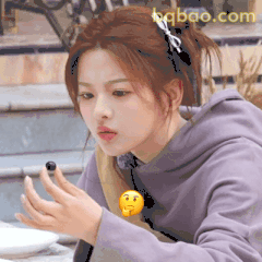 杨超越手拿小黑果疑惑脸