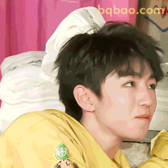 王俊凯歪头思考表情