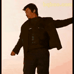 王宝强张开双臂霸气登场