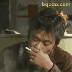 王宝强叼烟低头沉思