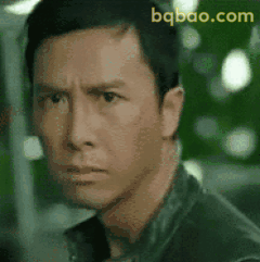 甄子丹皱眉凝视