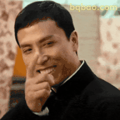 甄子丹摸下巴笑