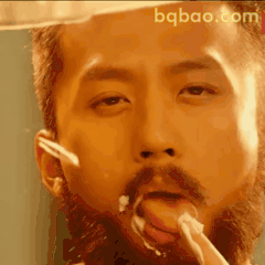 邓超舔手指搞怪表情