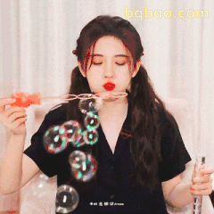 吹泡泡的鞠婧祎