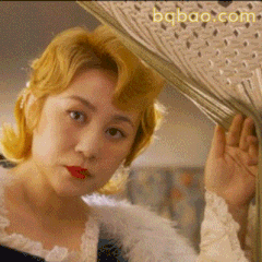 马丽举扇子惊讶脸