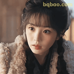 古风少女歪头凝视