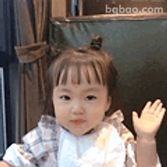 萌娃挥手打招呼