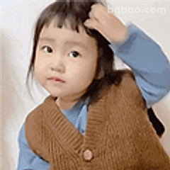 小朋友挠头困惑
